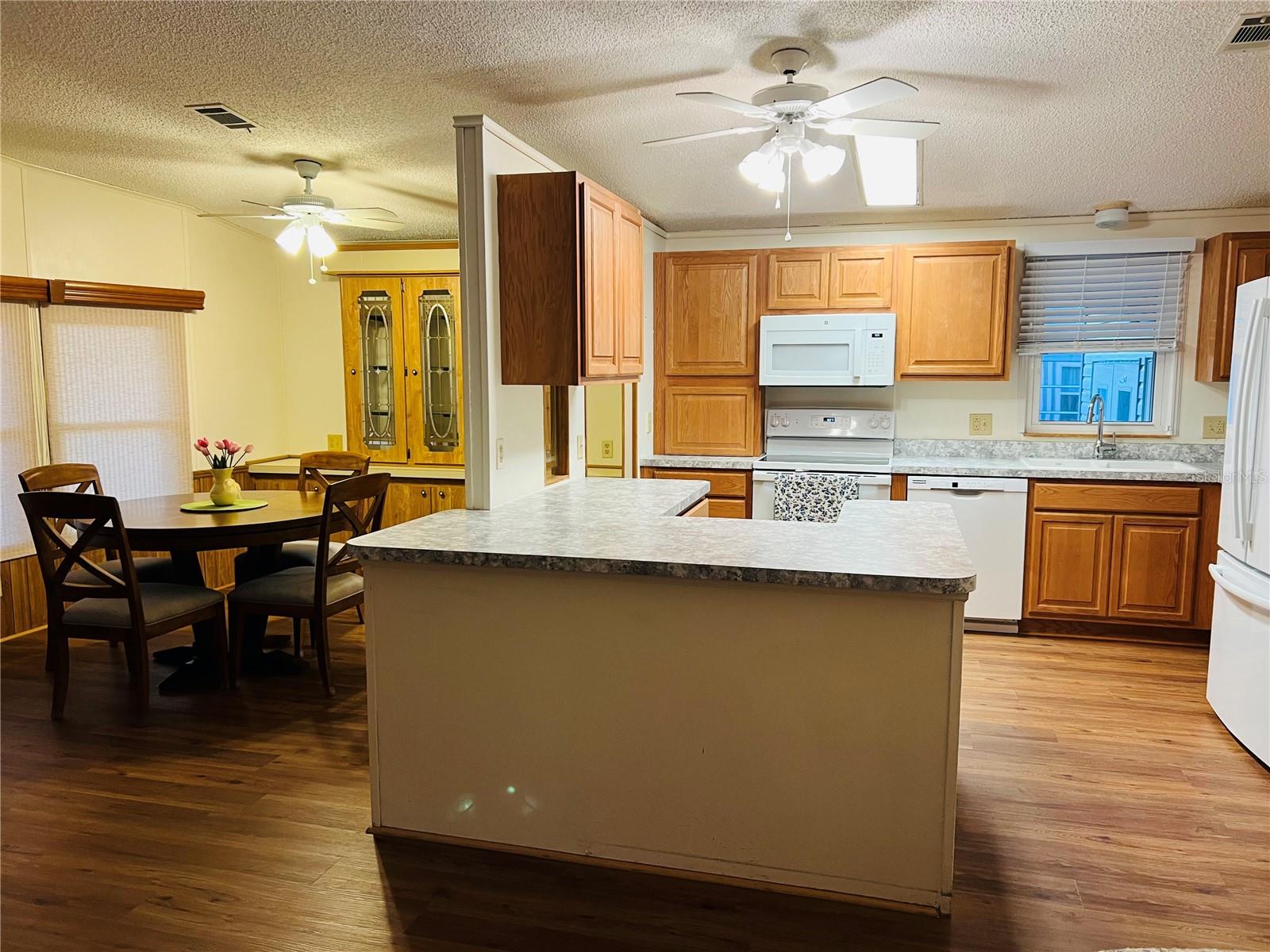 1565 APACHE CIR, TAVARES, FL, 32778