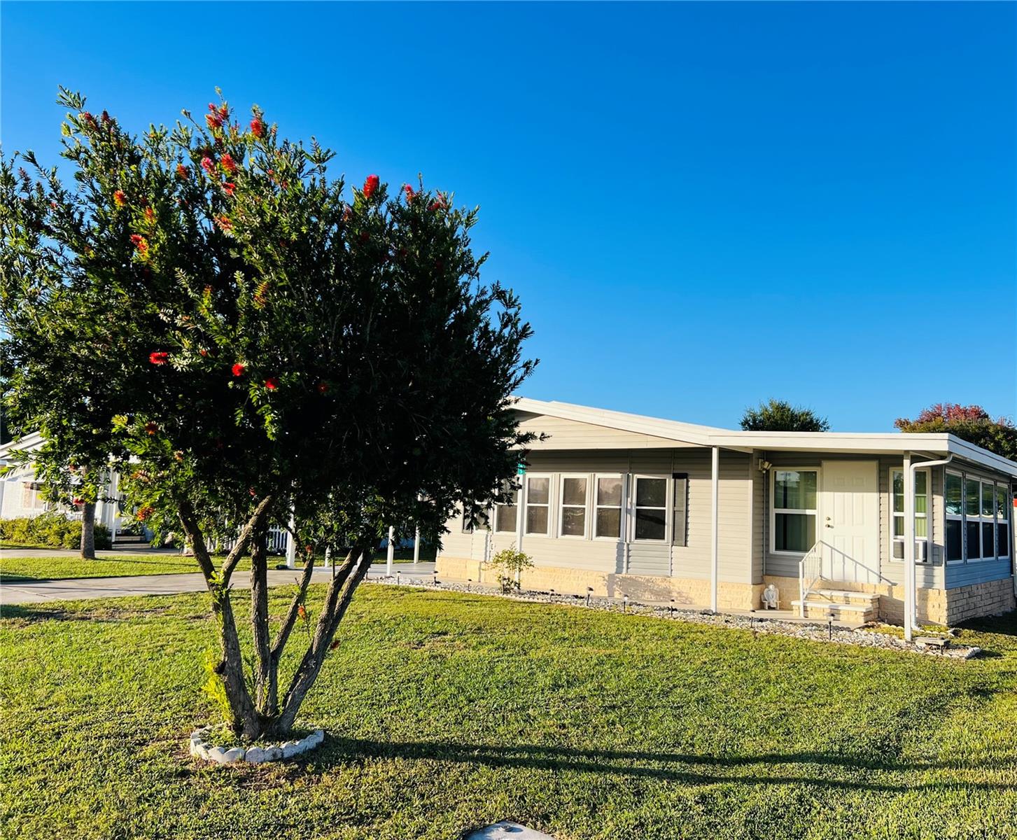 1565 APACHE CIR, TAVARES, FL, 32778