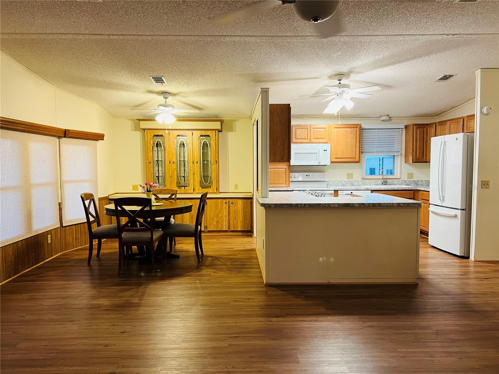 1565 APACHE CIR, TAVARES, FL, 32778