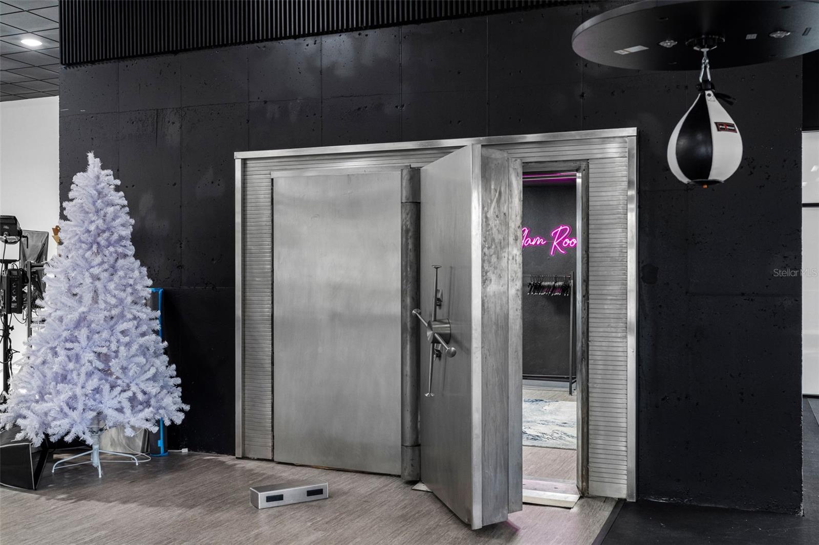 18401 US 19 N, CLEARWATER, FL, 33764