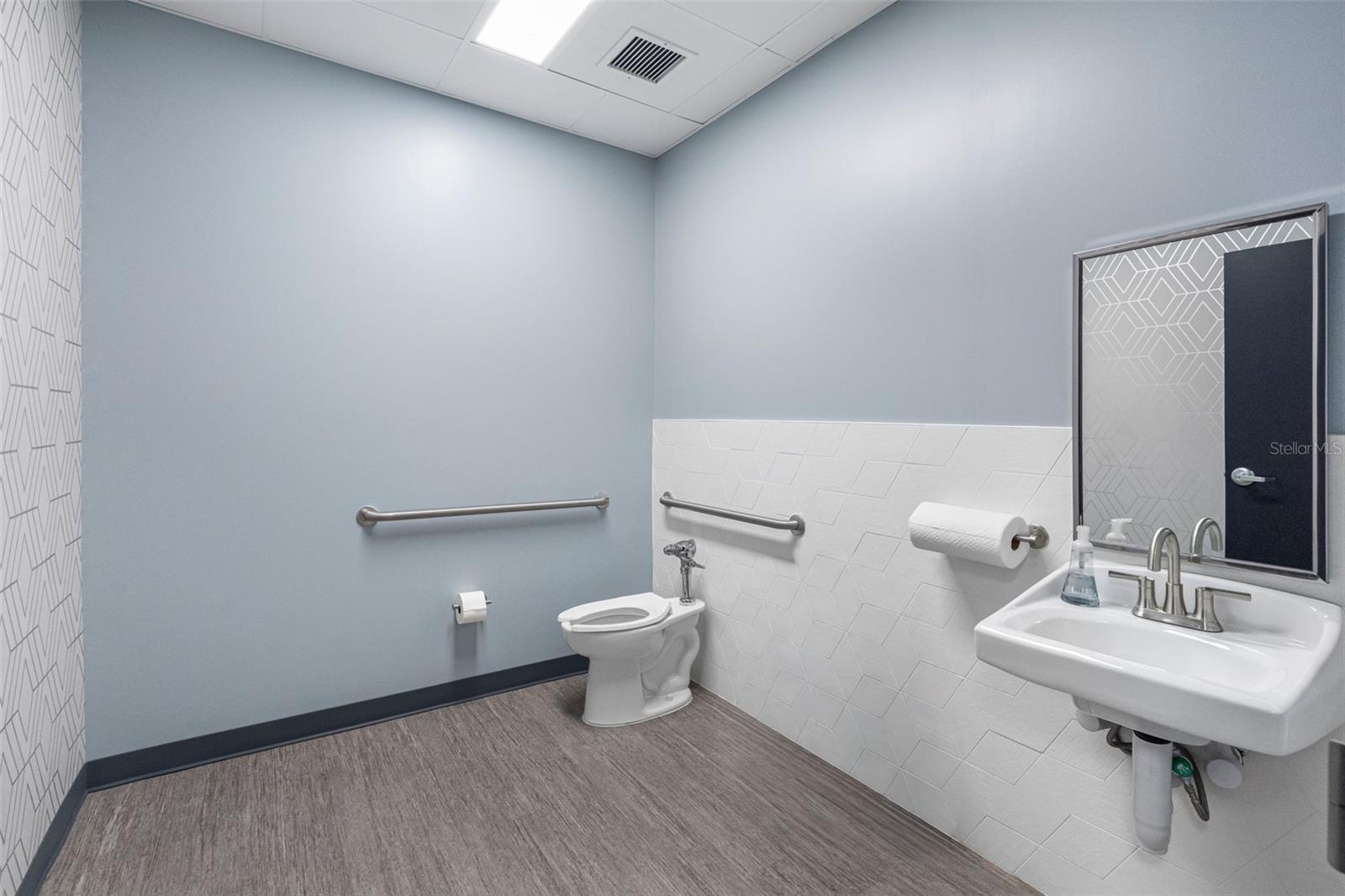 18401 US 19 N, CLEARWATER, FL, 33764