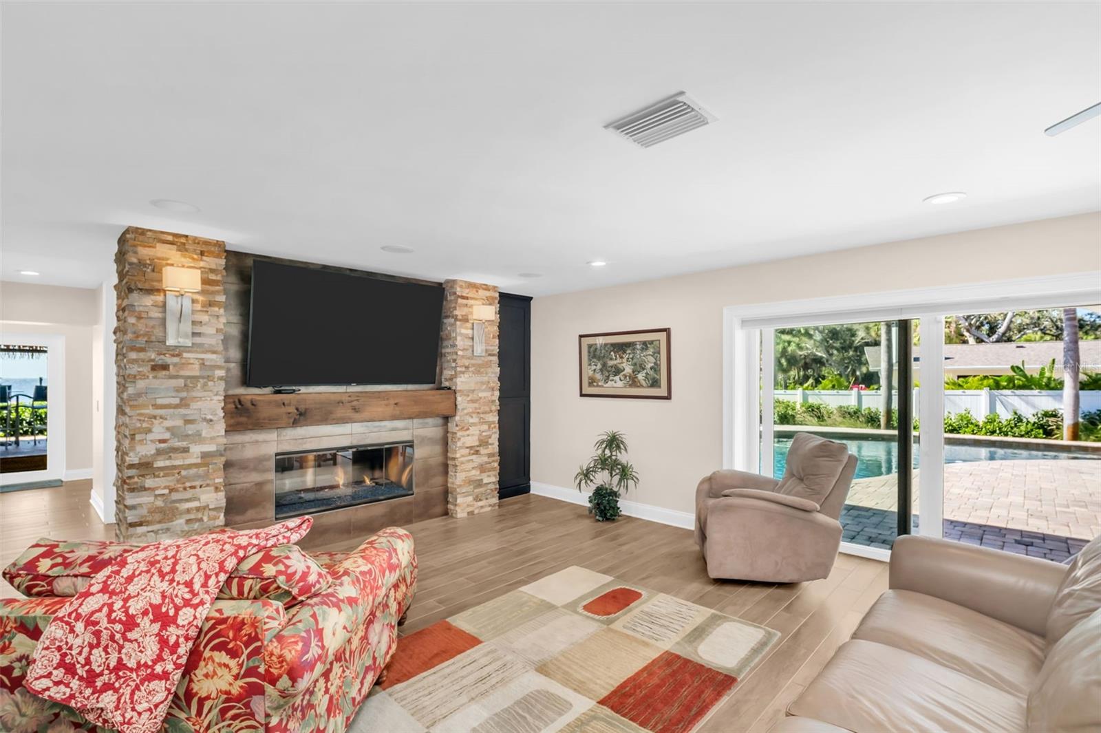 TB8432607 Property Photo