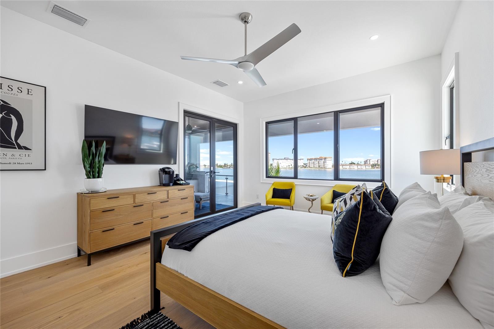 TB8432616 Property Photo