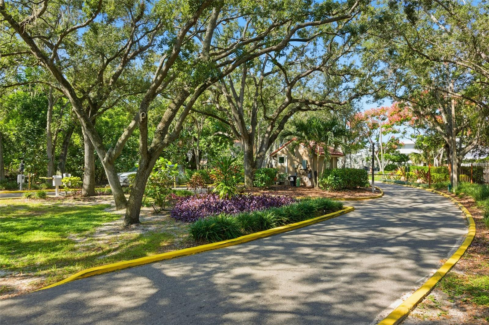 484 AVILA CIR NE, ST PETERSBURG, FL, 33703