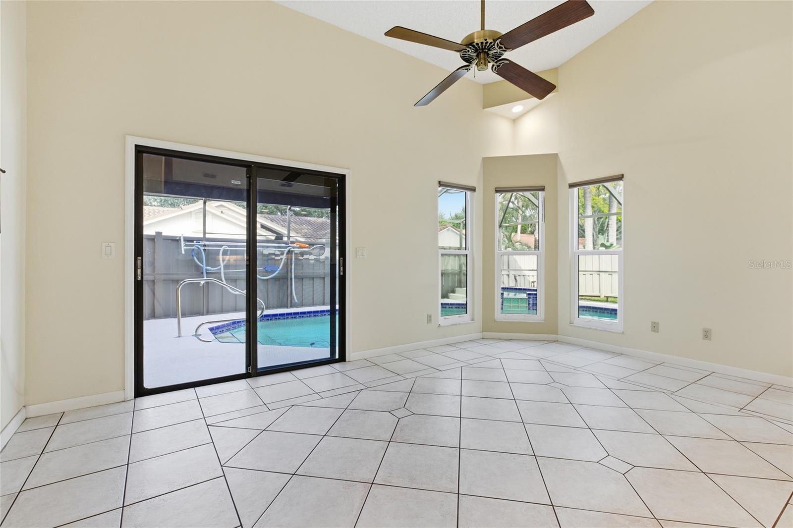 484 AVILA CIR NE, ST PETERSBURG, FL, 33703