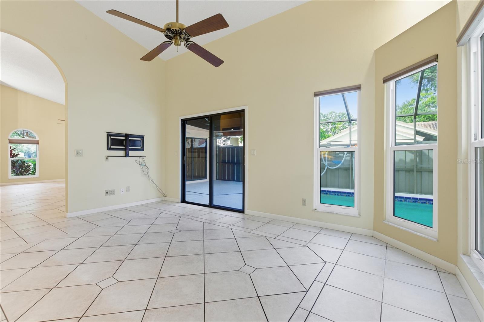 484 AVILA CIR NE, ST PETERSBURG, FL, 33703