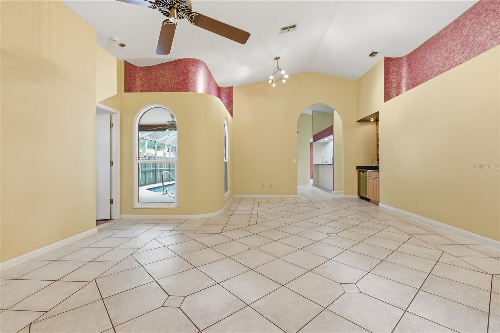 484 AVILA CIR NE, ST PETERSBURG, FL, 33703