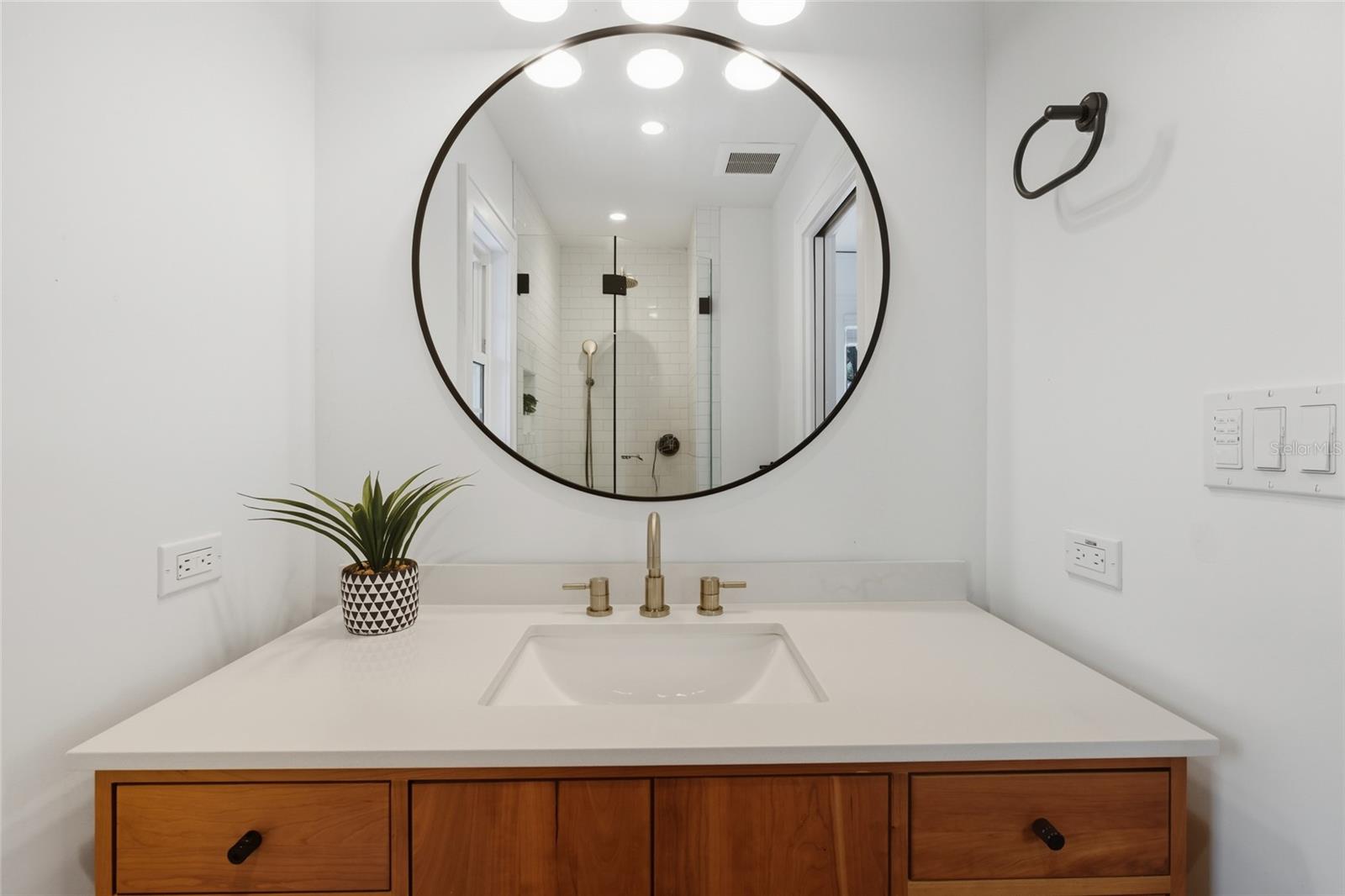 240 9TH AVE N, ST PETERSBURG, FL, 33701