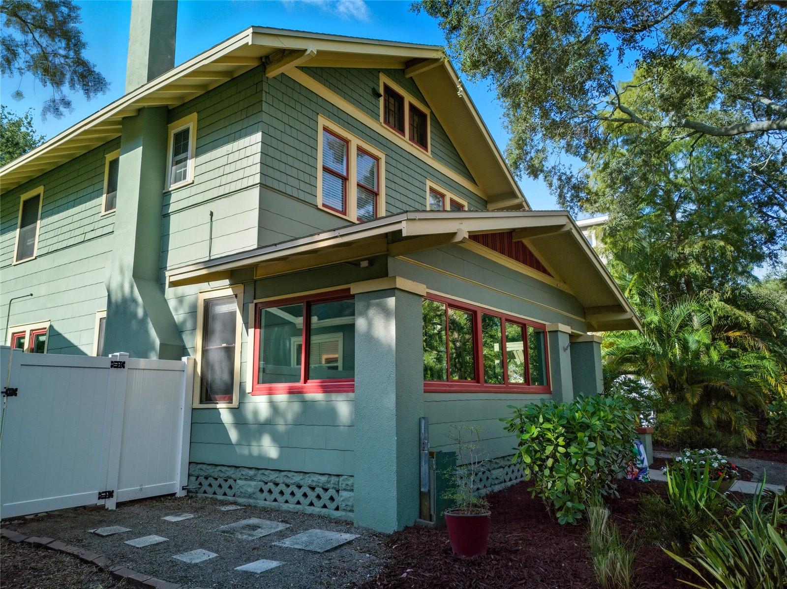 240 9TH AVE N, ST PETERSBURG, FL, 33701