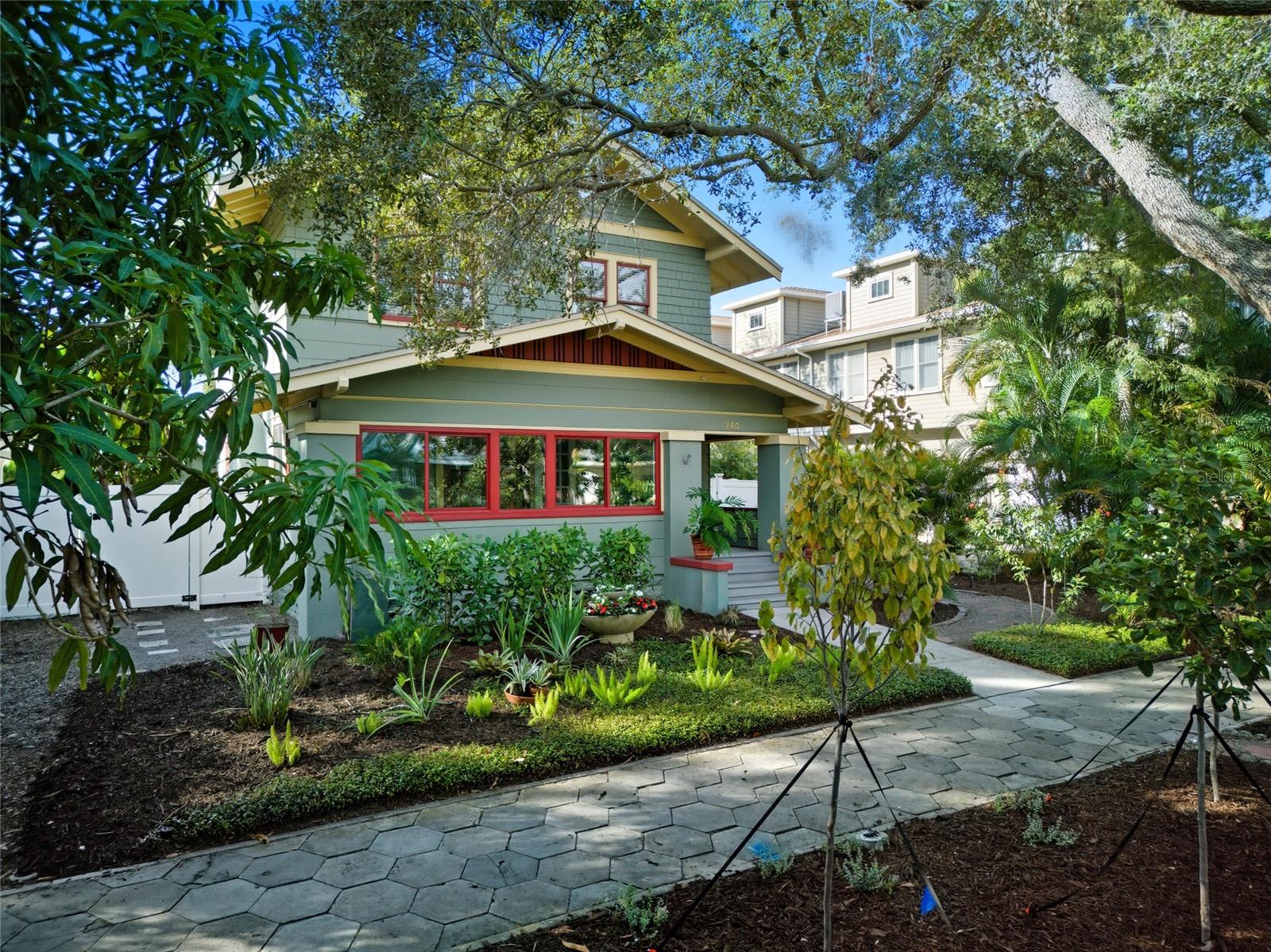 240 9TH AVE N, ST PETERSBURG, FL, 33701