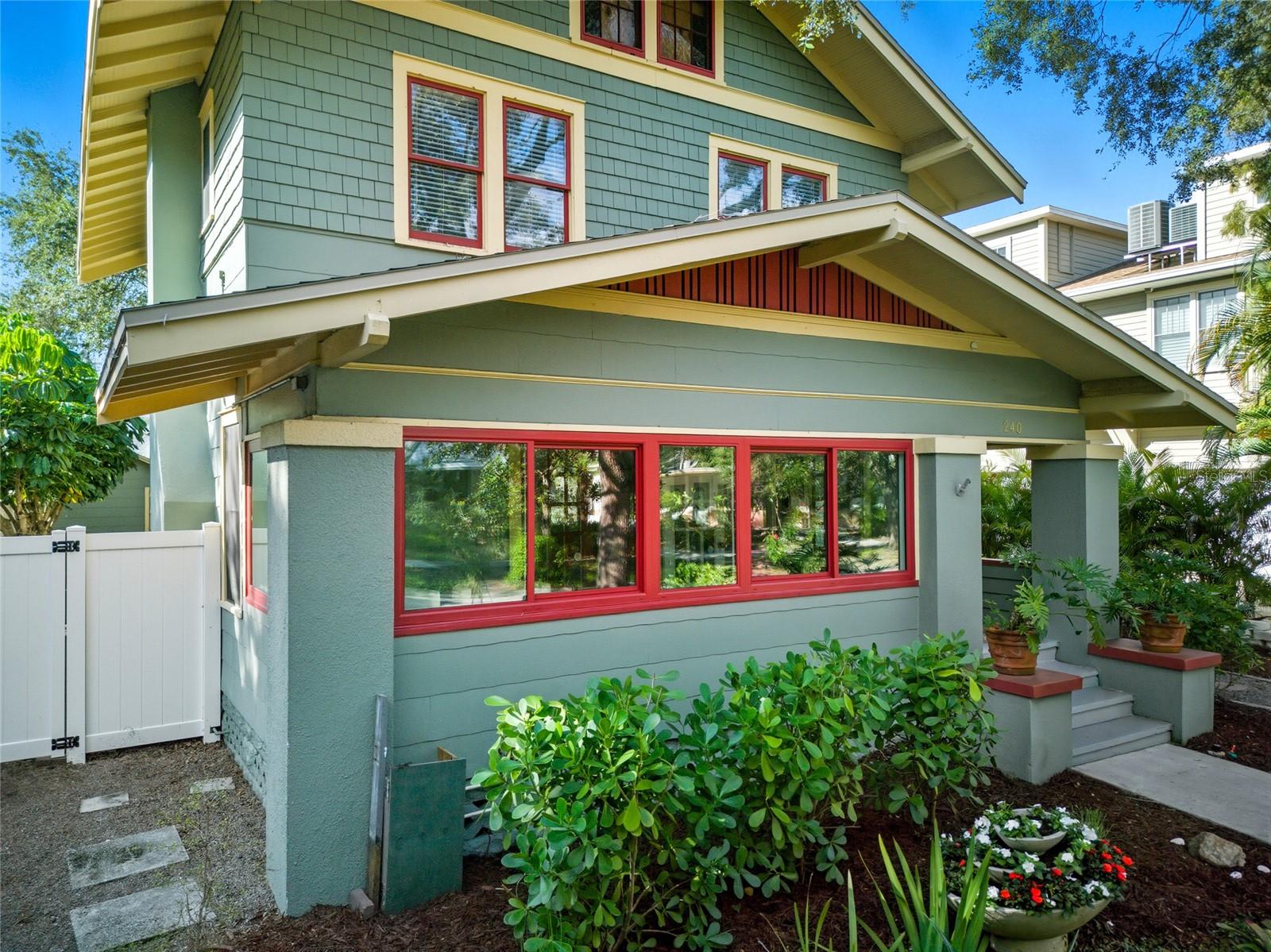 240 9TH AVE N, ST PETERSBURG, FL, 33701