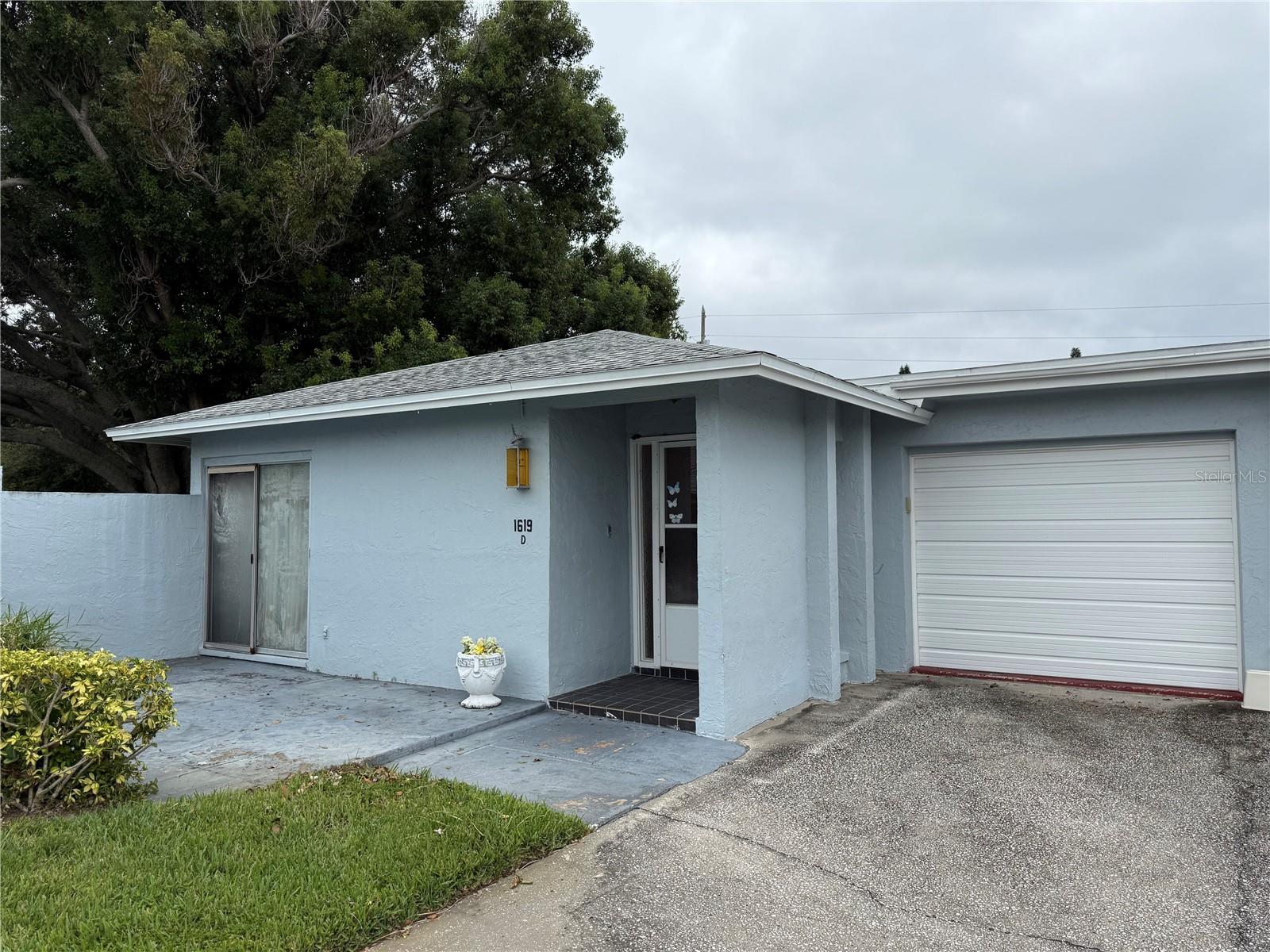 TB8433122 Property Photo