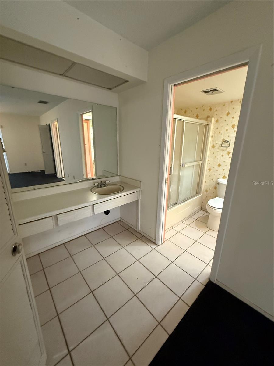 TB8433122 Property Photo