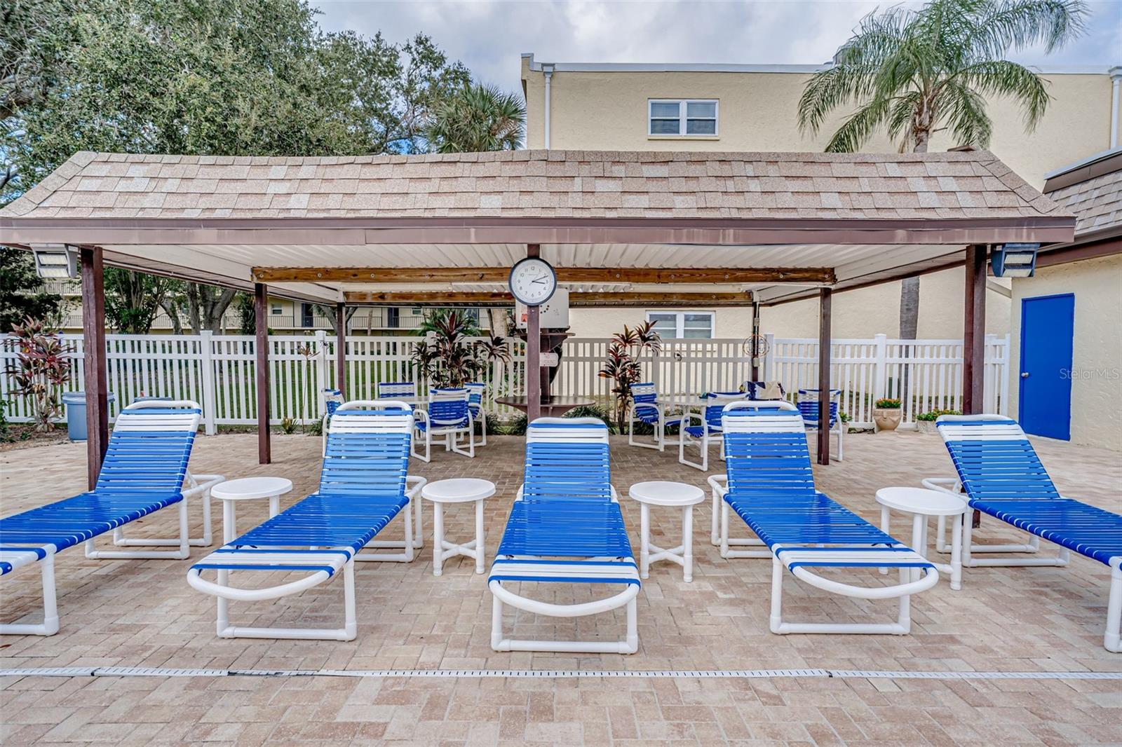 Plenty of Lounge seats