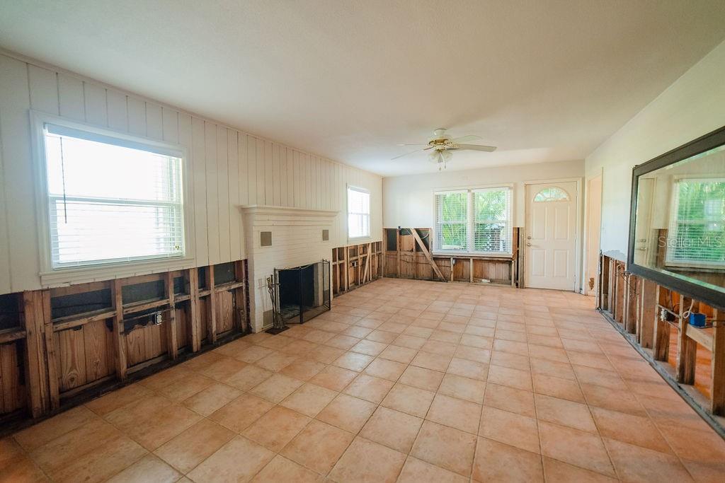 521 W OLYMPIA AVE, PUNTA GORDA, FL, 33950