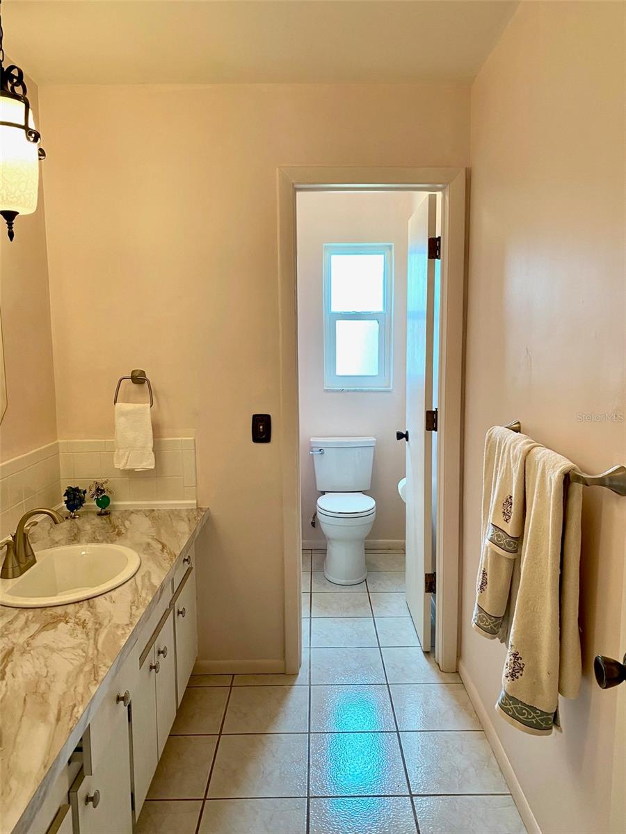 Main Ba w/ Double Sinks