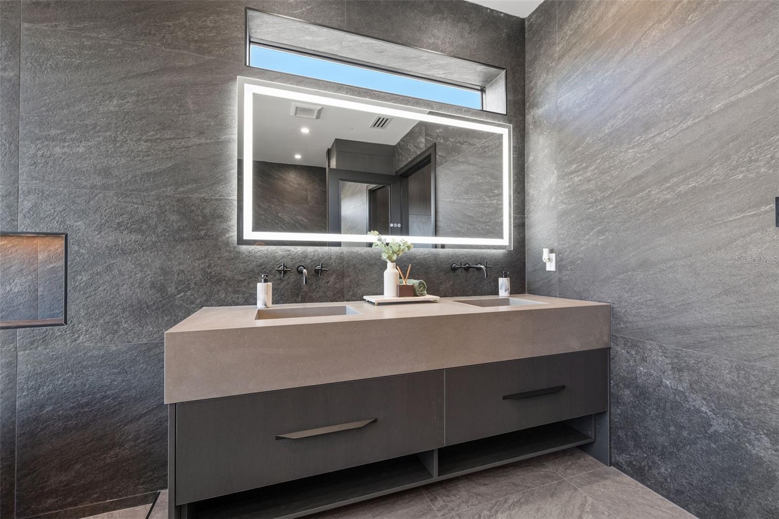 TB8433695 Property Photo