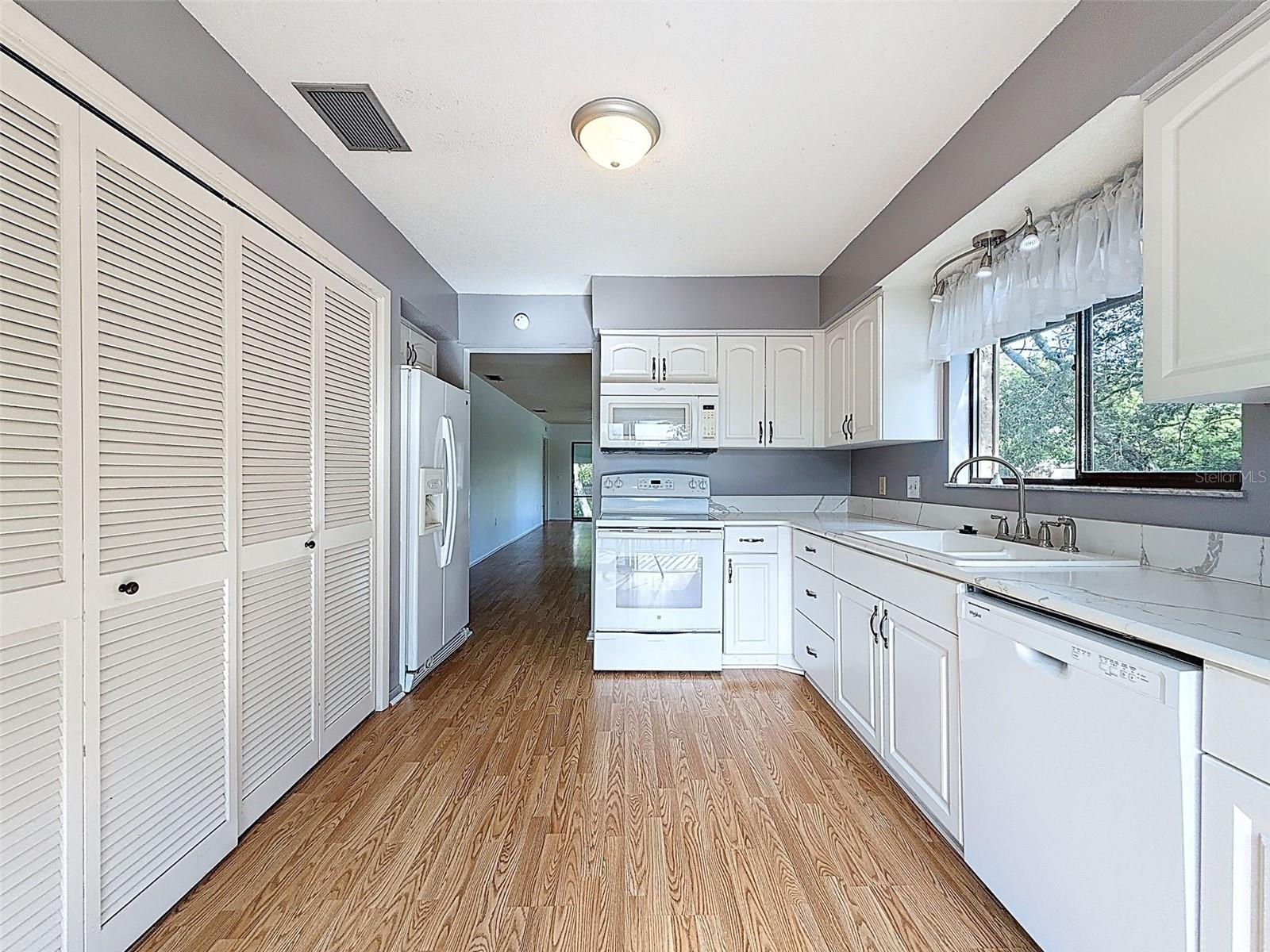 W7879498 Property Photo