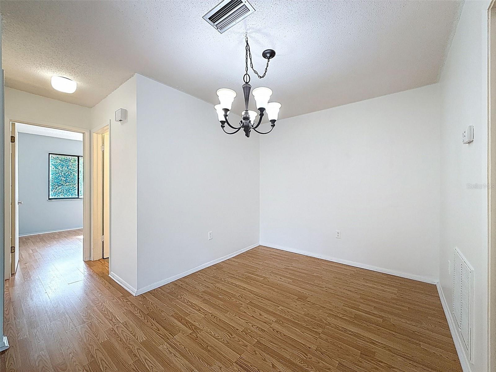 W7879498 Property Photo