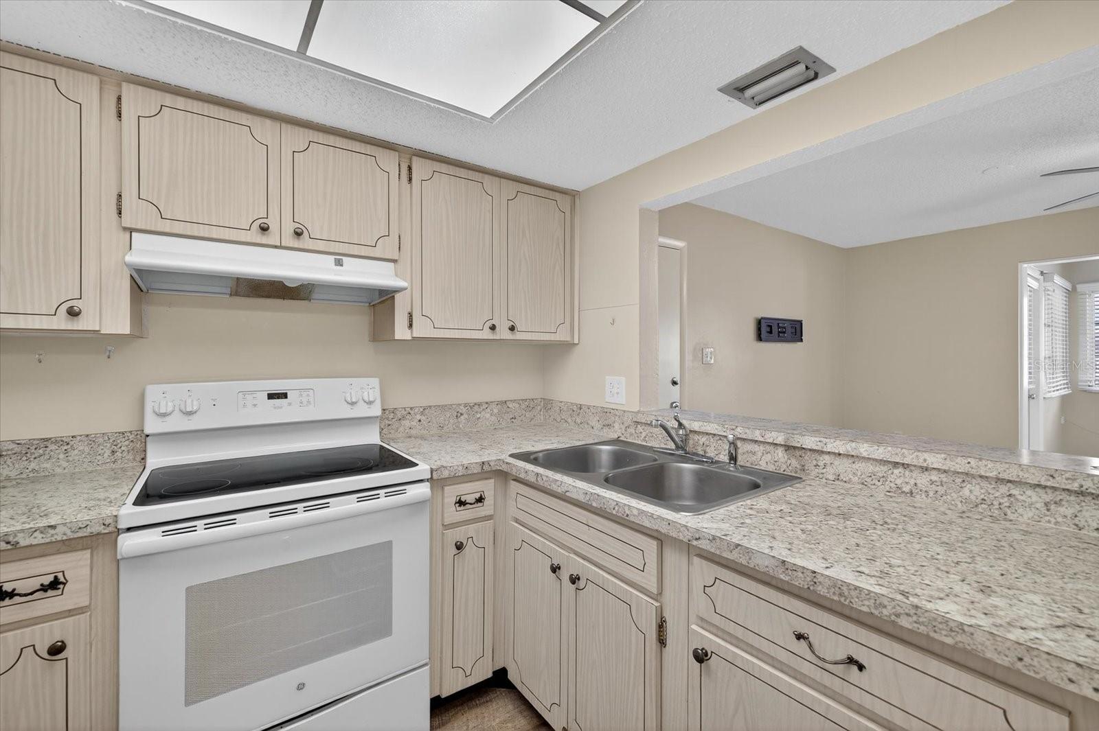 W7879522 Property Photo