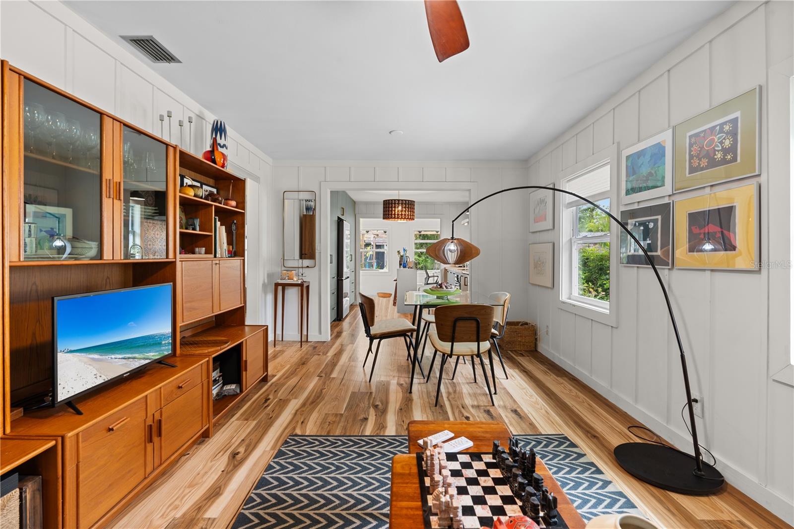 Seamless wood laminate flooring