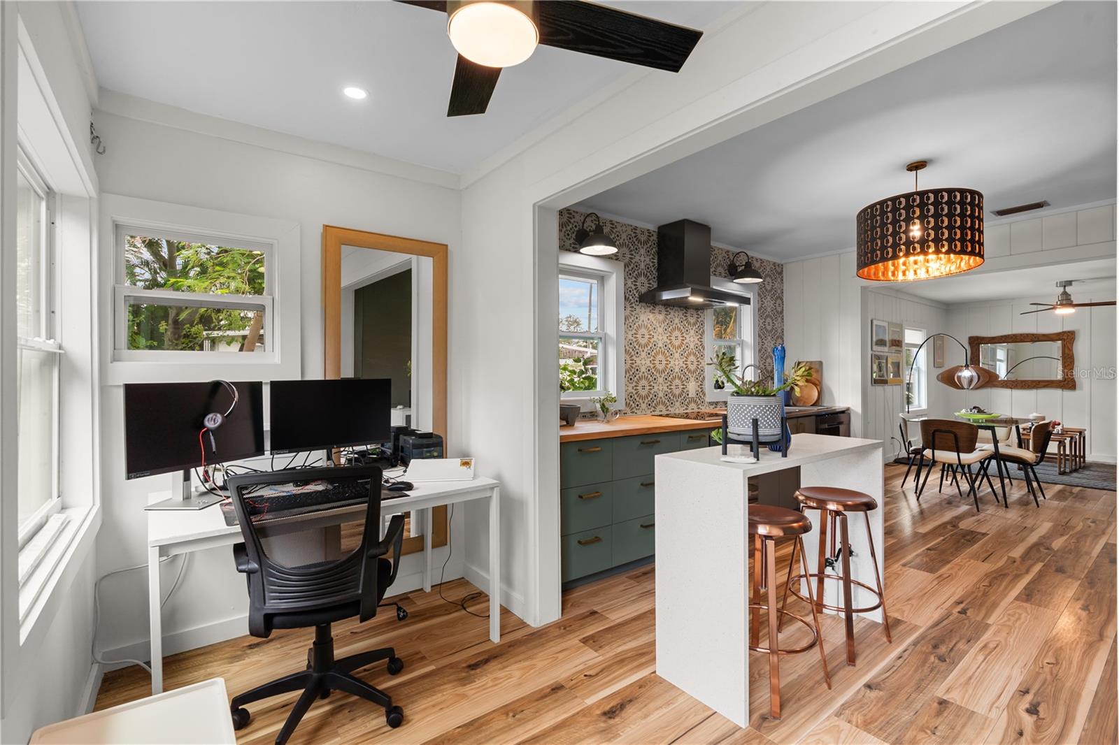 Mud room/Office area with washer and dryer connections