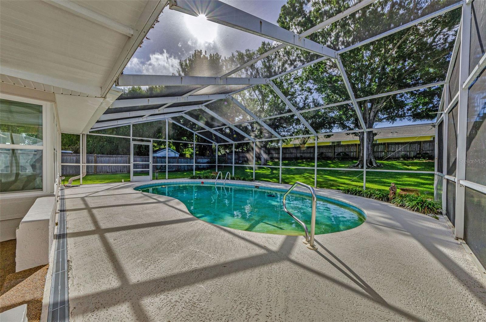 LARGE POOL DECK