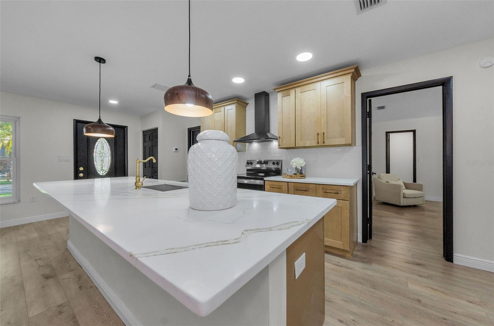 HUGE ISLAND FOR ENTERTAINING!