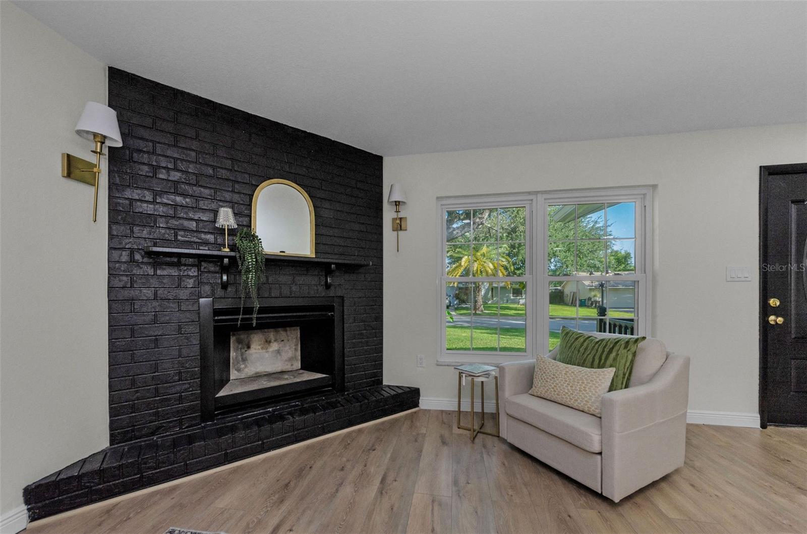 LIGHT, BRIGHT & AIRY