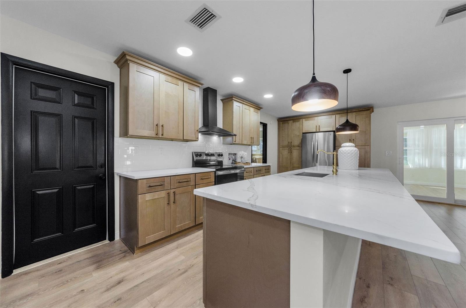 WAIT!!! LOOK AT THIS GORGEOUS KITCHEN