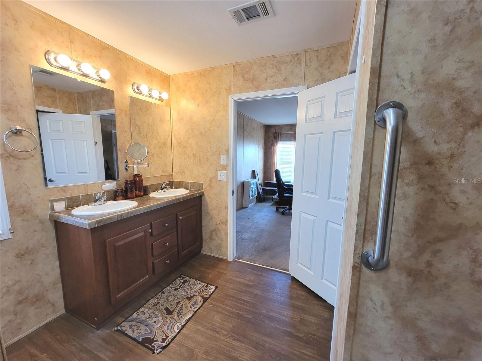 O6349895 Property Photo