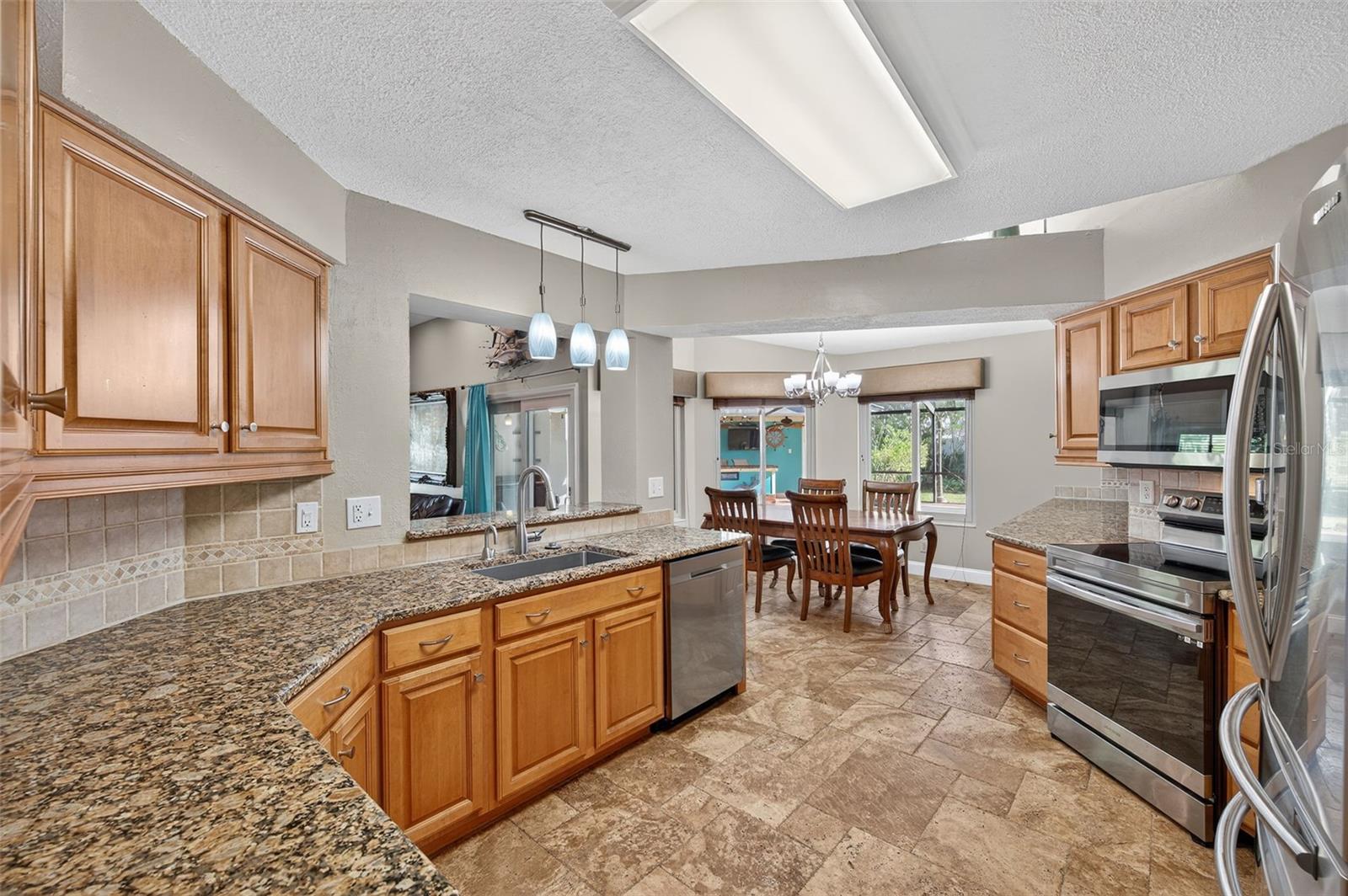 eat in area and kitchen