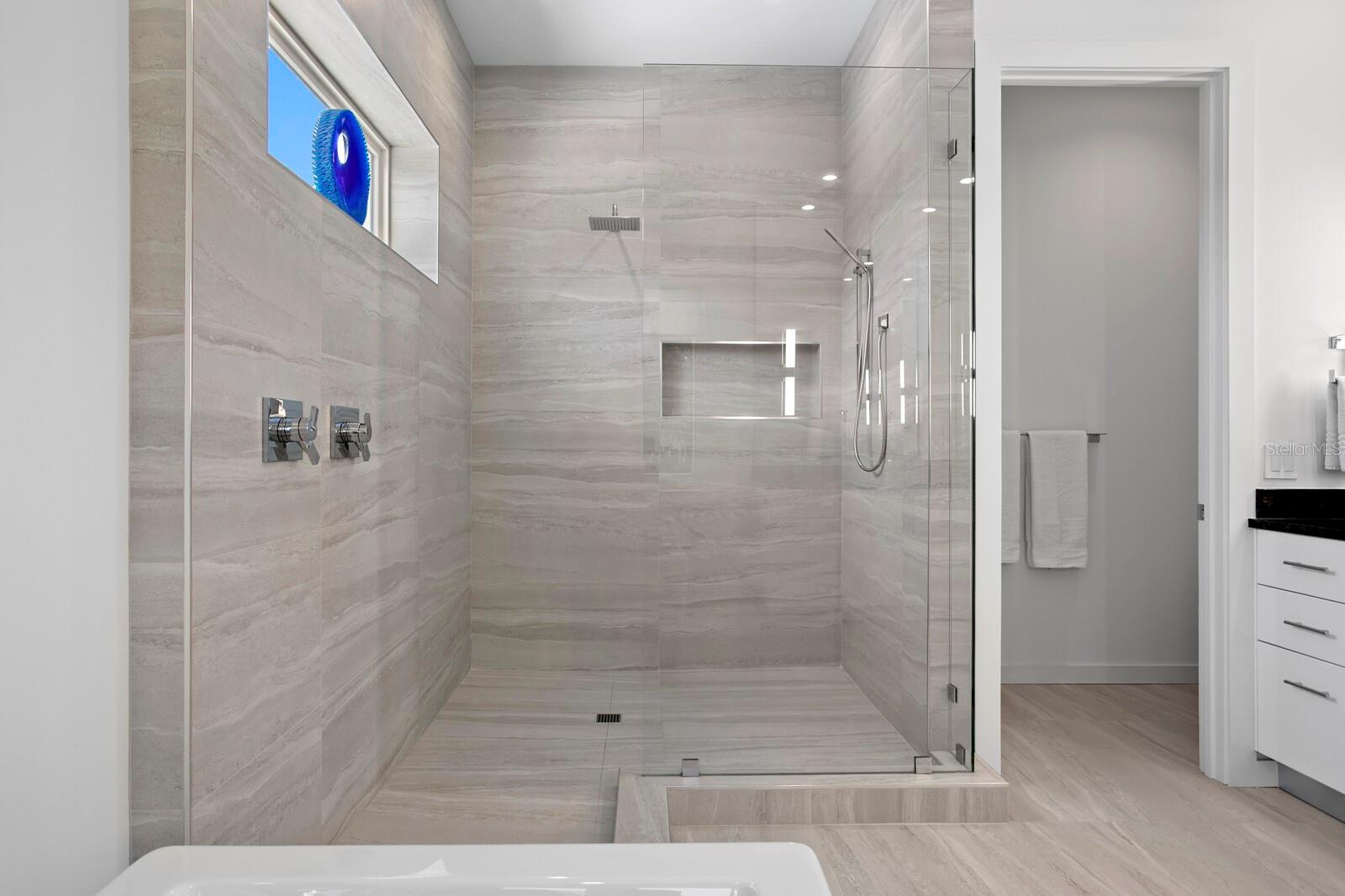 TB8434867 Property Photo