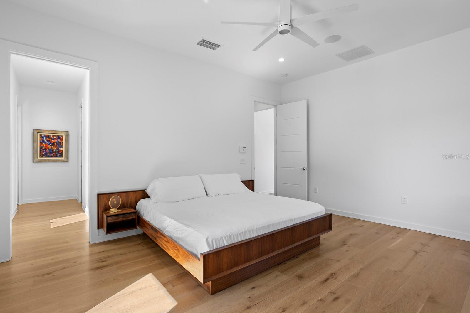 TB8434867 Property Photo