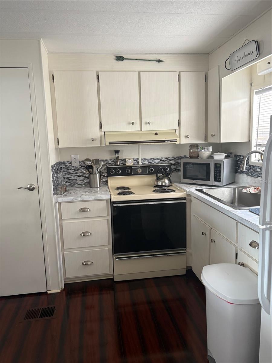 TB8434886 Property Photo