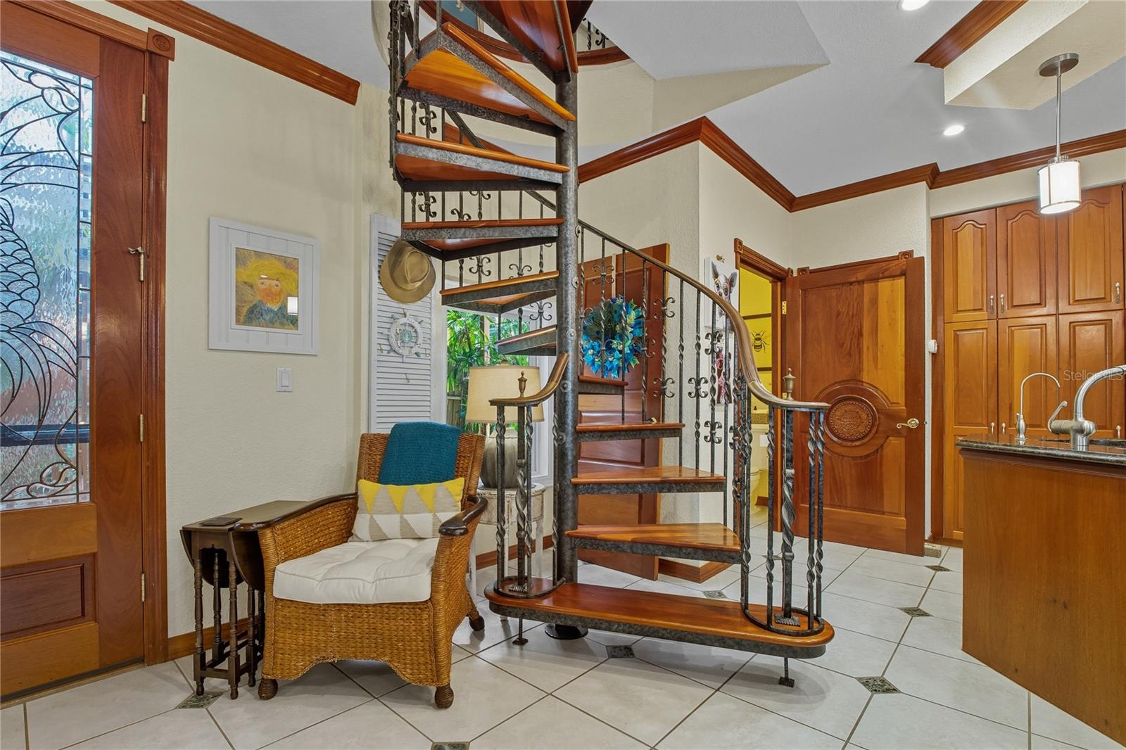 BEAUTIFUL SPIRAL STAIRCASE