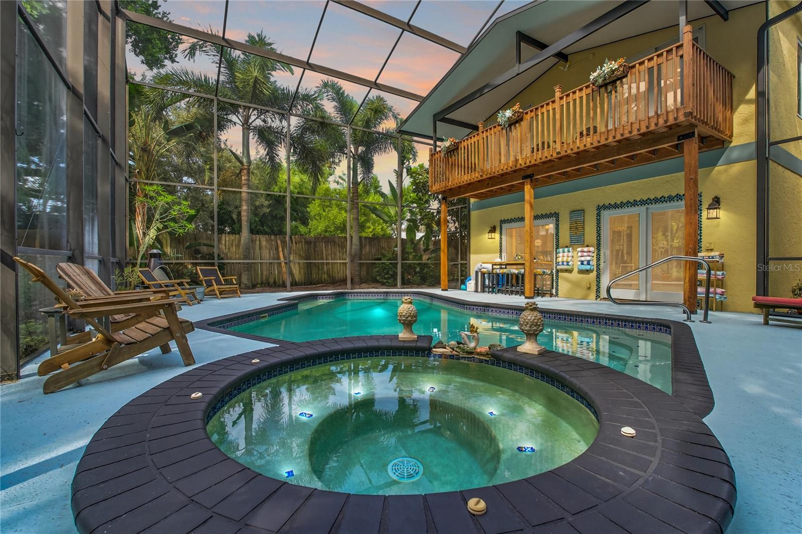 GORGEOUS HEATED POOL AND SPA! PICTURE YOURSELF HERE!