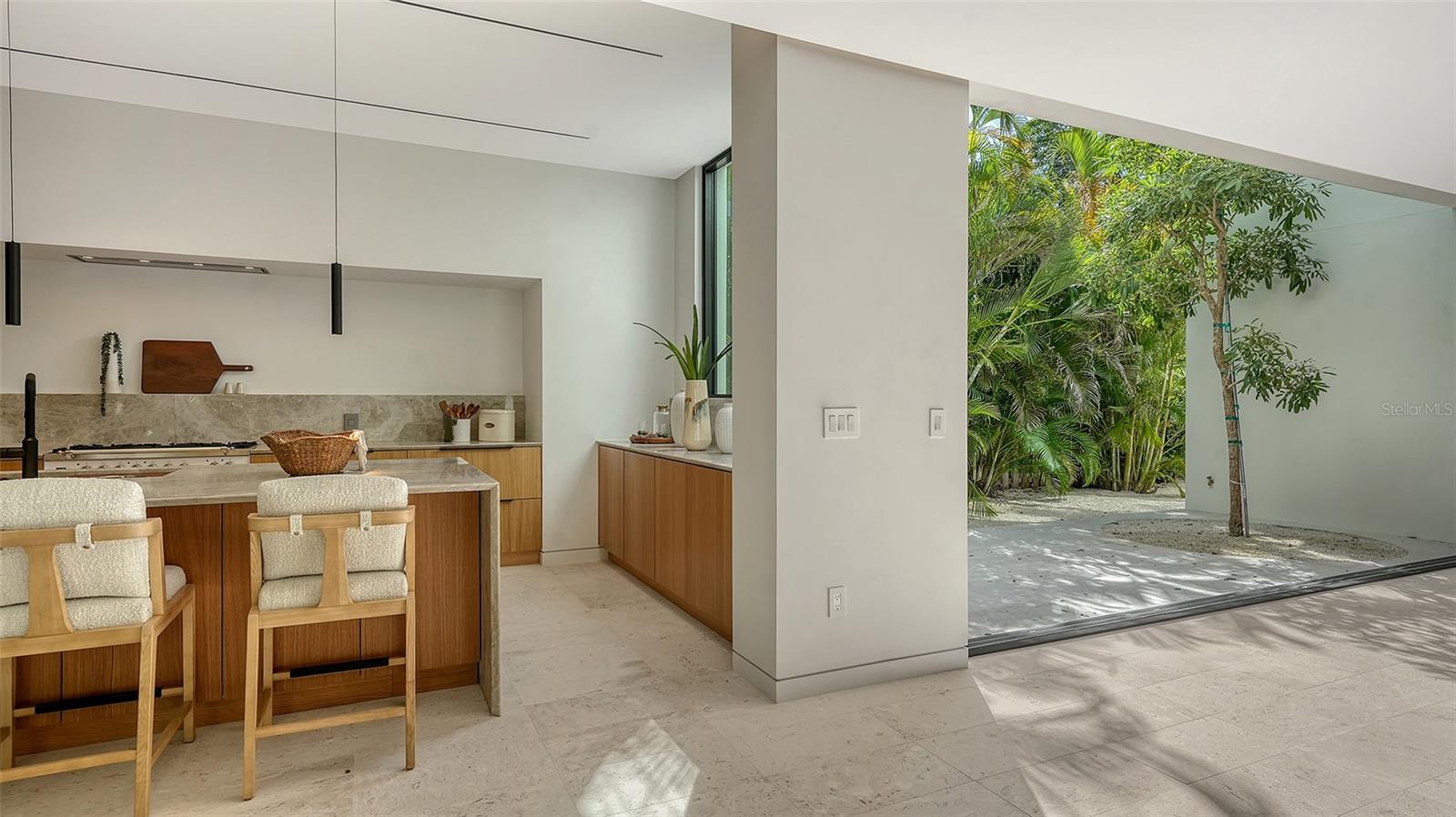 A4667508 Property Photo