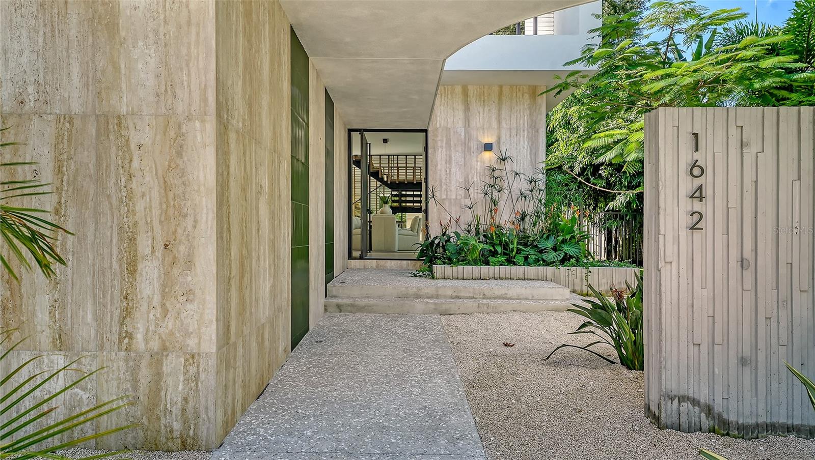 A4667508 Property Photo