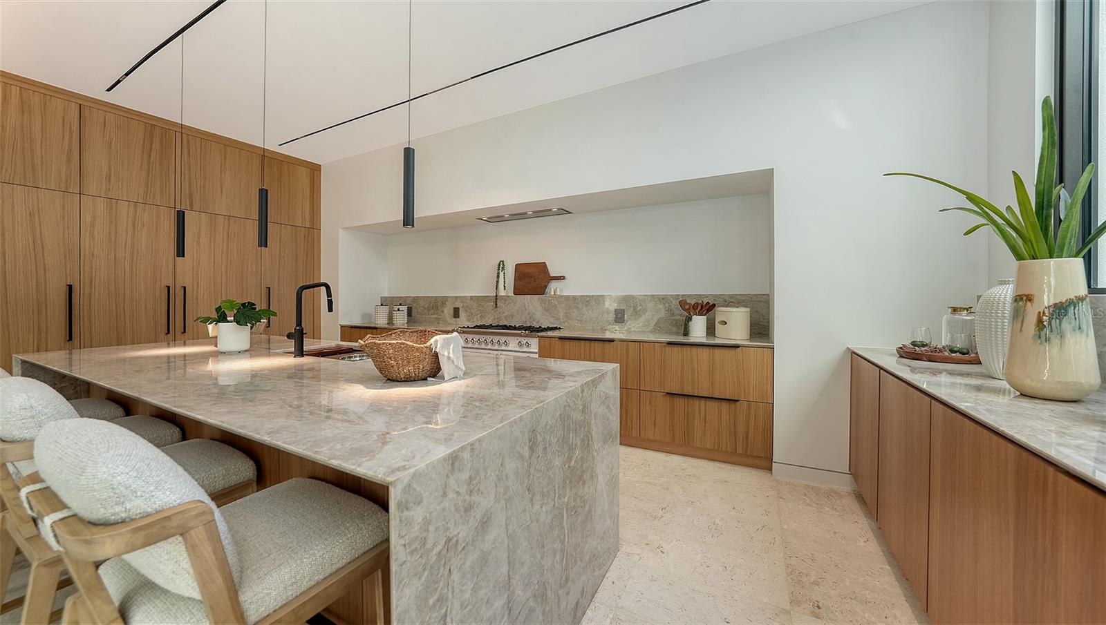 A4667508 Property Photo