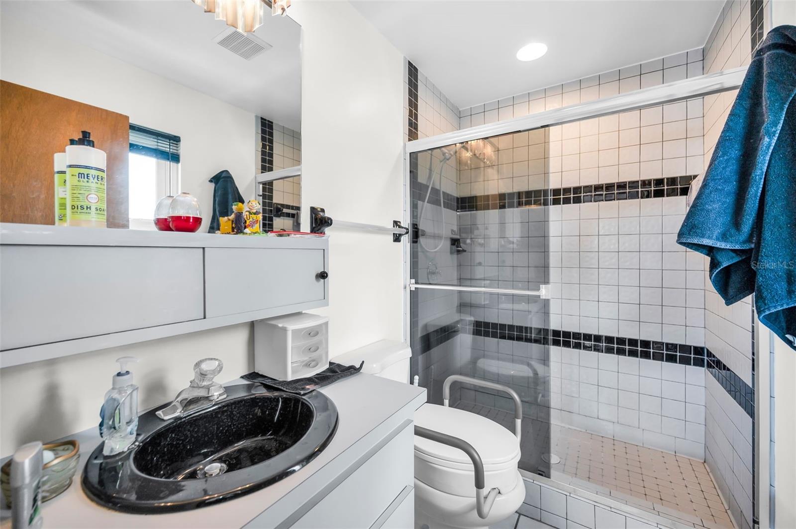 Guest bedroom private ensuite