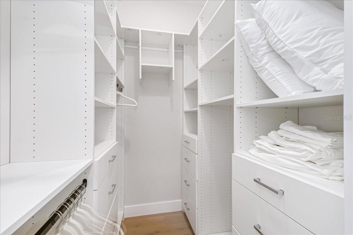 V4945260 Property Photo