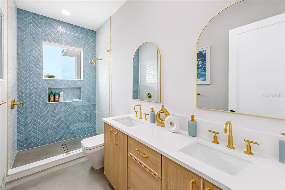 V4945260 Property Photo