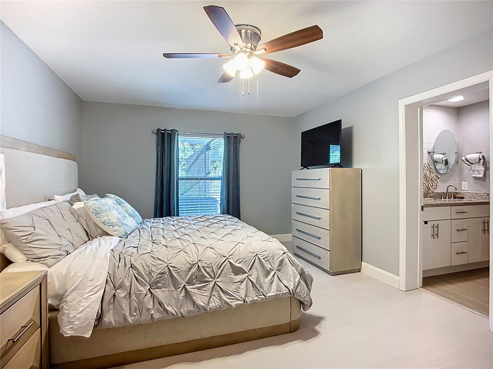 505 E LAKE DR, SARASOTA, FL, 34232