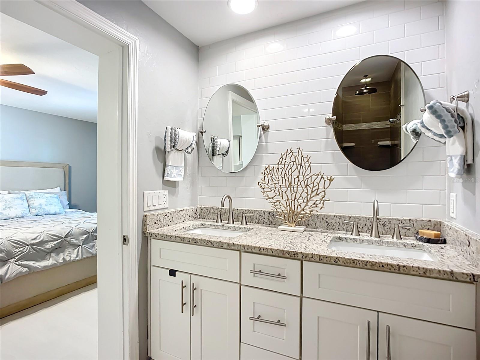 505 E LAKE DR, SARASOTA, FL, 34232