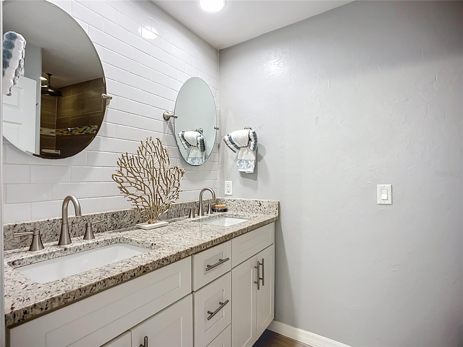 505 E LAKE DR, SARASOTA, FL, 34232