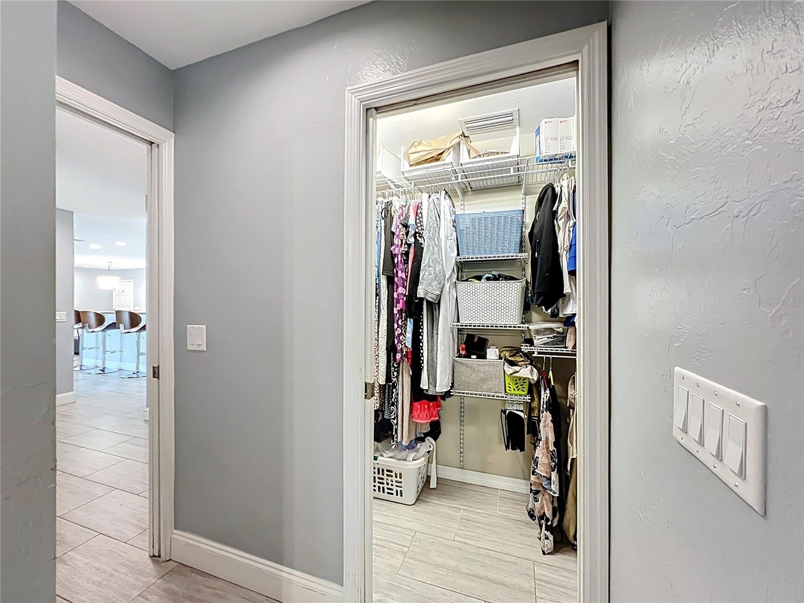 505 E LAKE DR, SARASOTA, FL, 34232