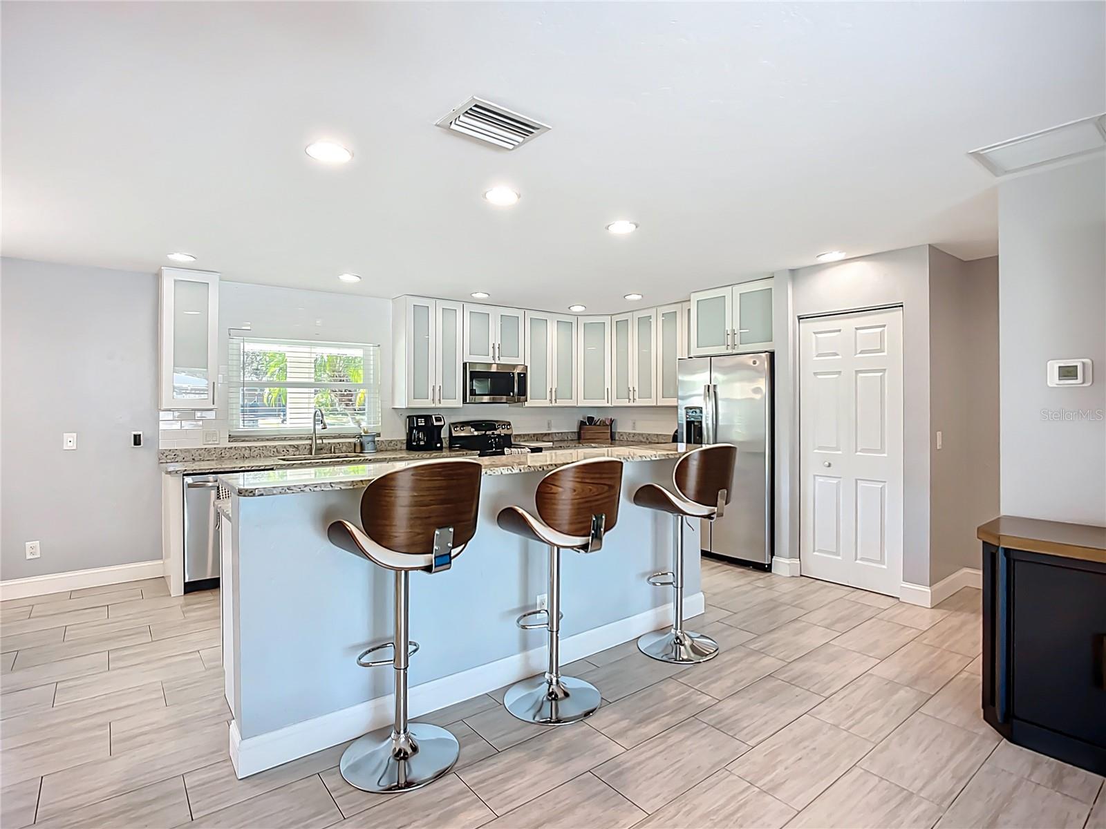 505 E LAKE DR, SARASOTA, FL, 34232