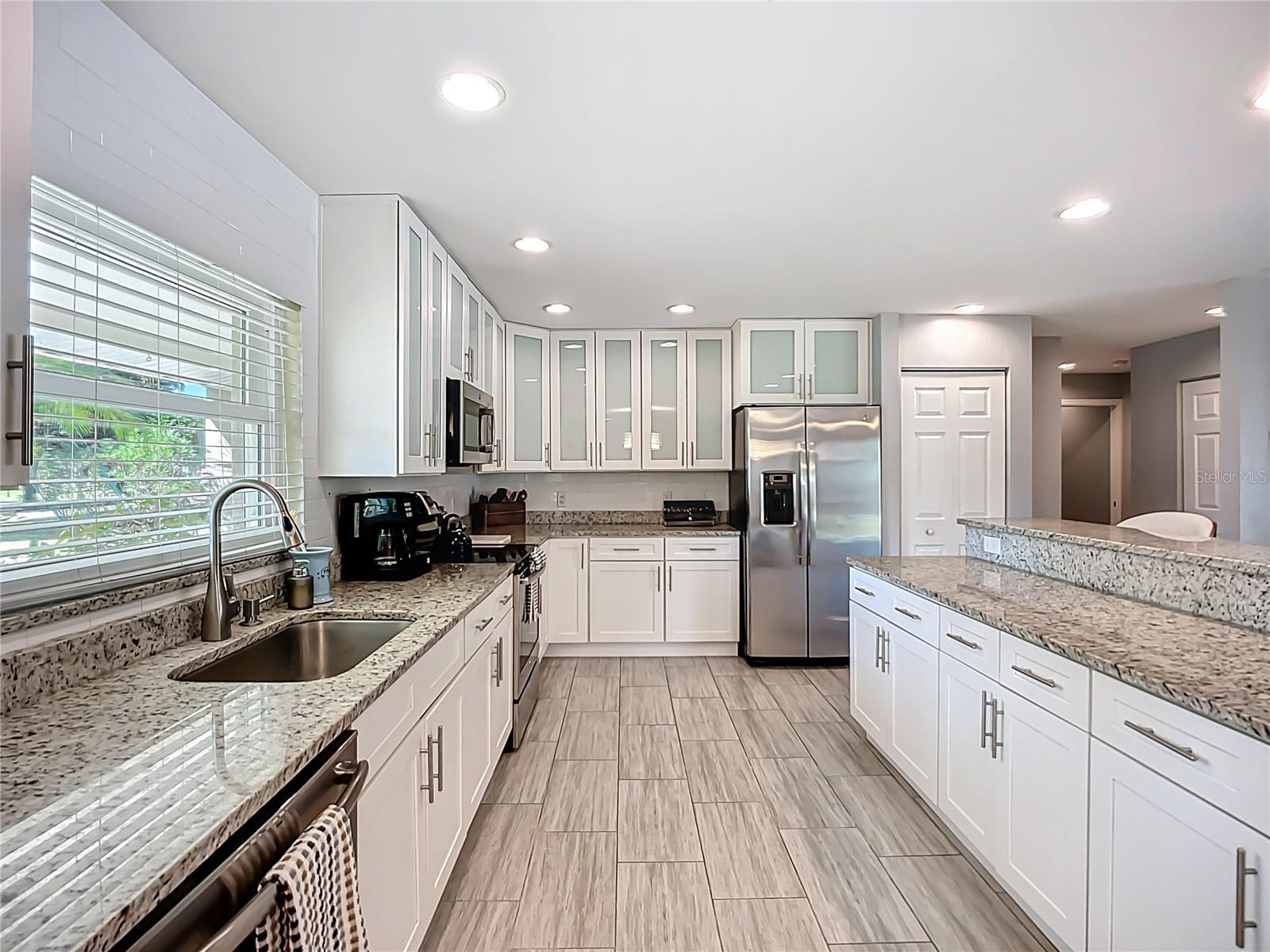 505 E LAKE DR, SARASOTA, FL, 34232