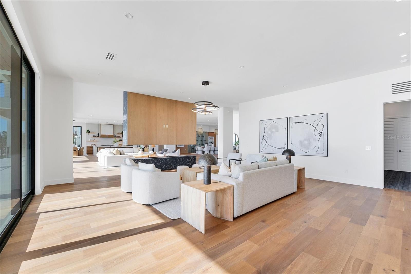 TB8435241 Property Photo